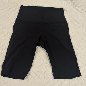 🍋 Lulumeon size 4 inseam 9 biker shorts